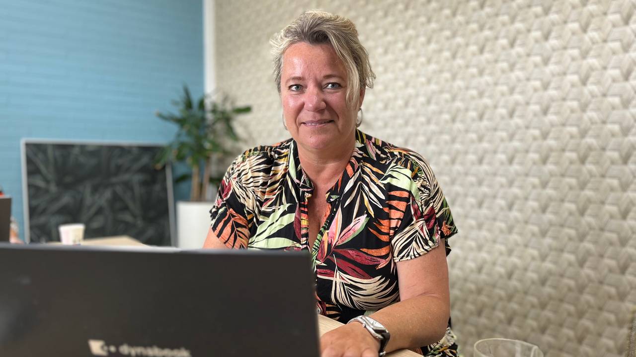 Wendi Sprengers helpt gedupeerden van de toeslagenaffaire in Den Bosch (foto: Megan Hanegraaf).