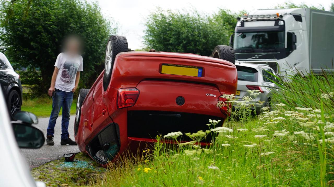 De auto kwam op de kop terecht (foto: SQ Vision).