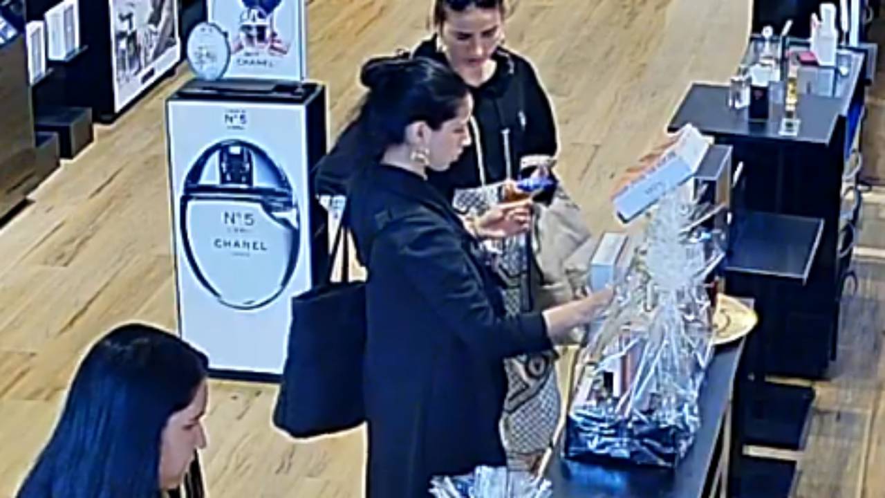 De vrouwen in de winkel (foto: politie).