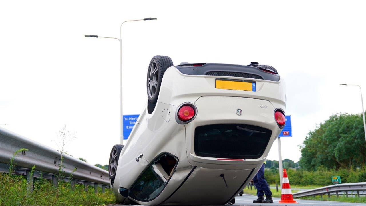 De auto landde op de kop (foto: Bart Meesters).
