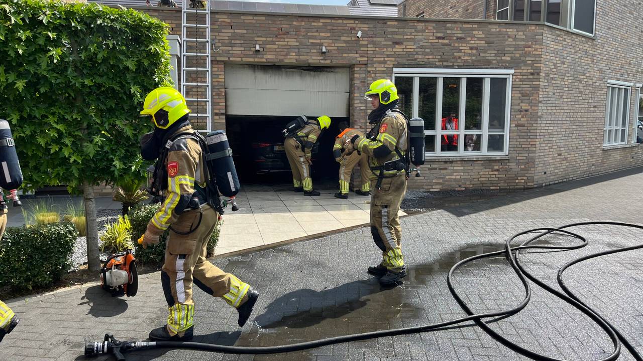 De brandweerlieden bij de garage (foto: SQ Vision/Jeroen Stuve).