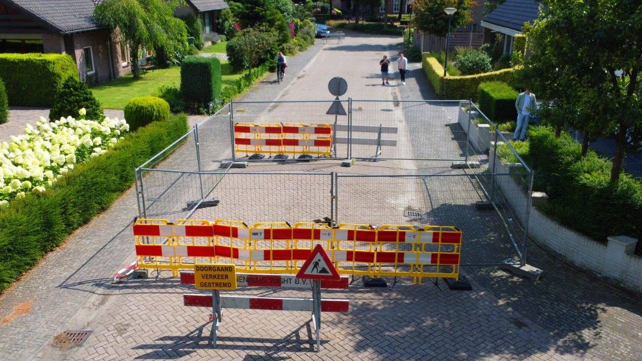 Het gat is omringd met hekken (foto: Bart Meesters).