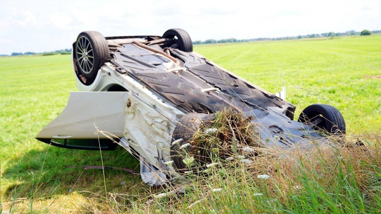De auto raakte op de kop in het weiland (foto: Bart Meesters/SQ Vision).