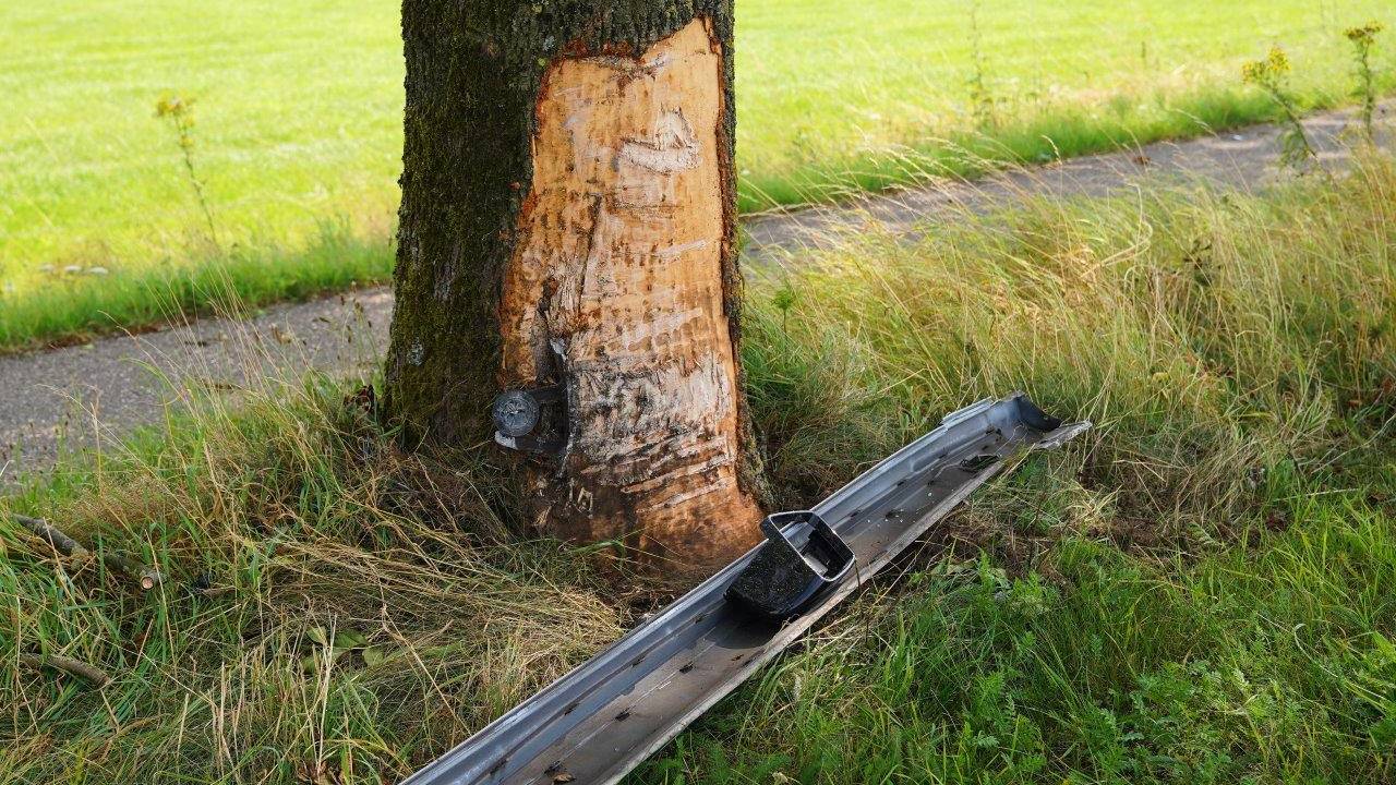 De vrouw ramde meerdere bomen (foto: Bart Meesters/SQ Vision).