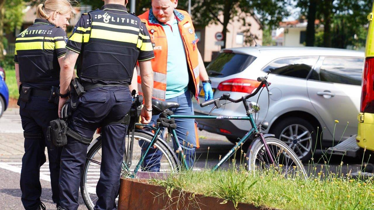De man is overgebracht naar het ziekenhuis (foto: Bart Meesters/SQ Vision).
