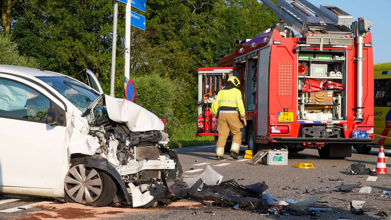 De auto's raakten flink beschadigd bij het ongeluk (foto: Gabor Heeres/SQ Vision).
