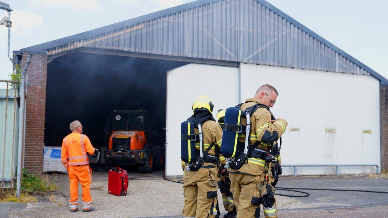 De brand in de loods zorgde niet voor veel schade (foto: Bart Meesters/SQ Vision).