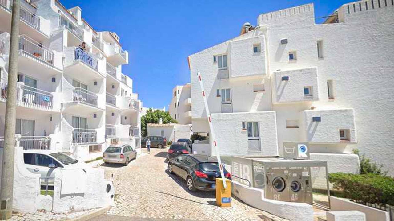 Het appartementencomplex in het Praia da Oura-gebied in Albufeira waar de Nederlanders en Ieren logeerden (foto: Google Streetview).
