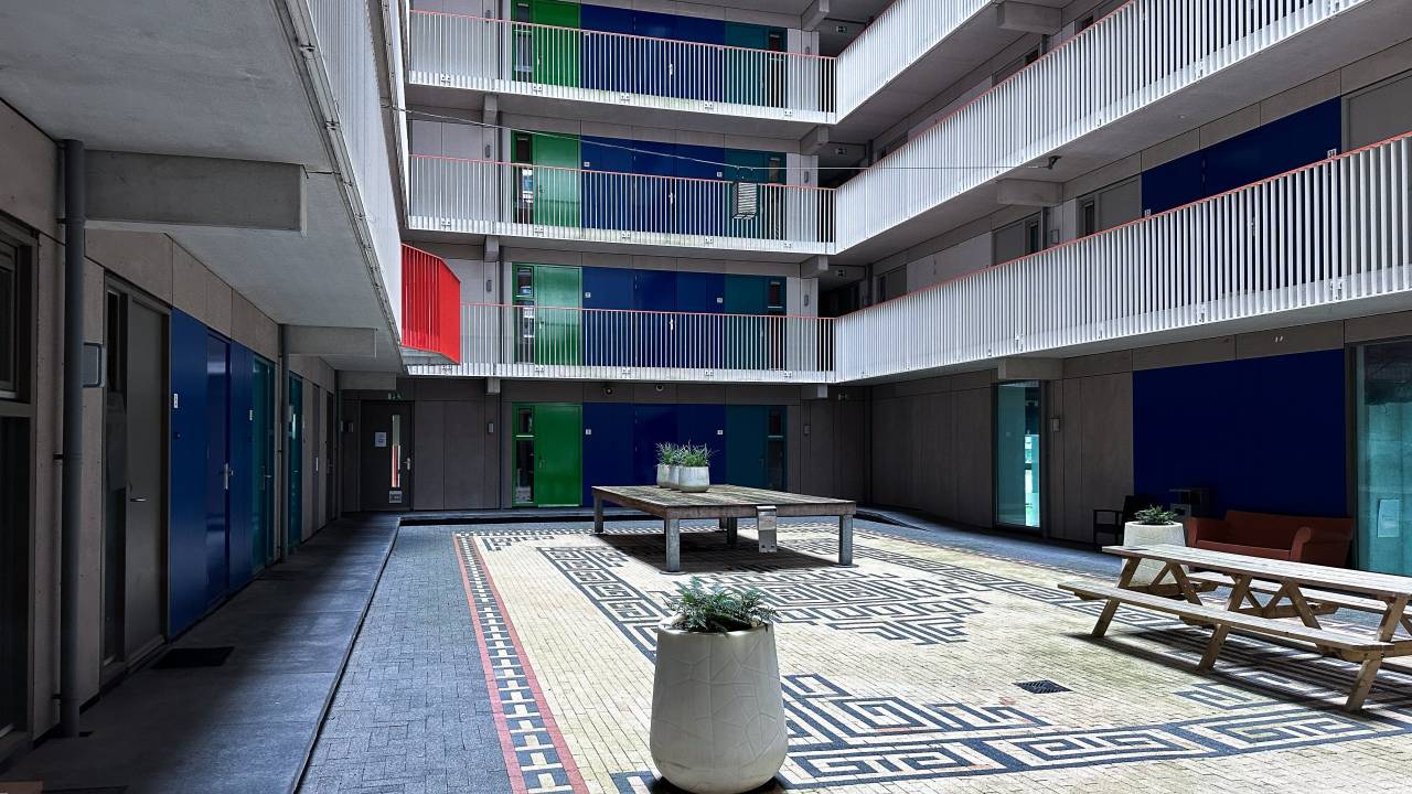 Studenten mijden de binnenplaats zoveel mogelijk (foto: Rens van de Plas/Woeste Grond).