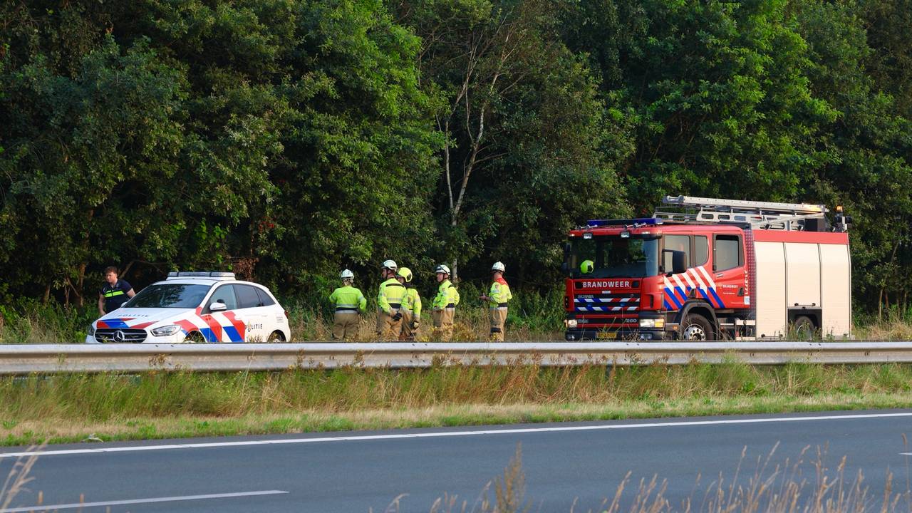 Een auto belandde op zijn kop langs de A50 (foto: Sander van Gils/SQ Vision).