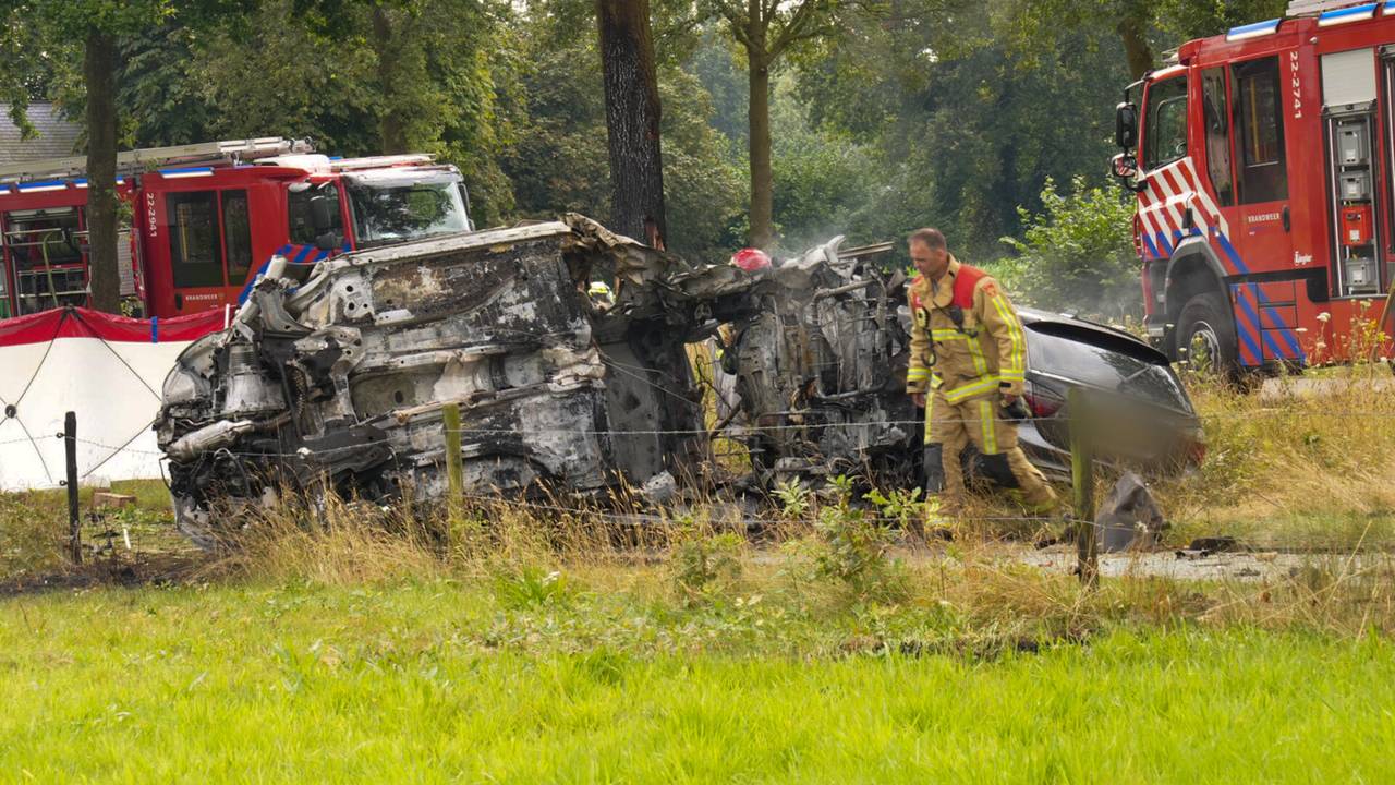Man komt om door frontale botsing tussen twee autos.
