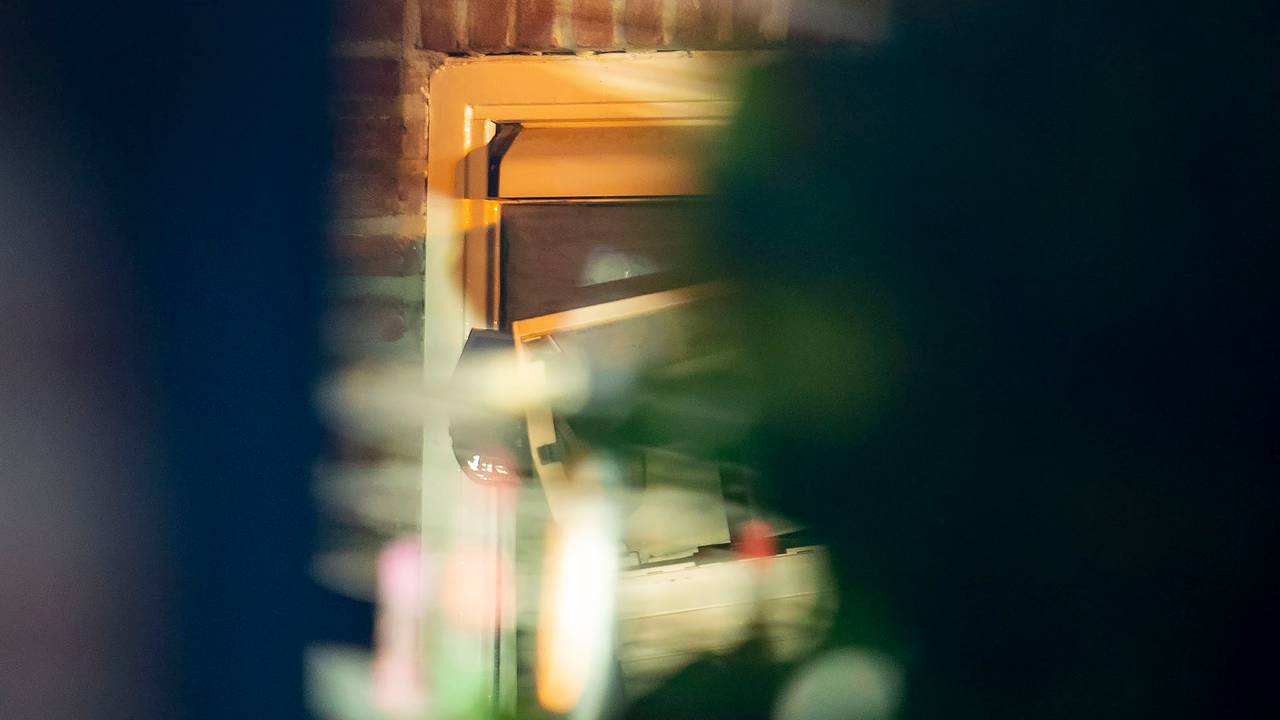 Er was schade aan een rolluik door de explosies (foto: Gabor Heeres/SQ Vision).