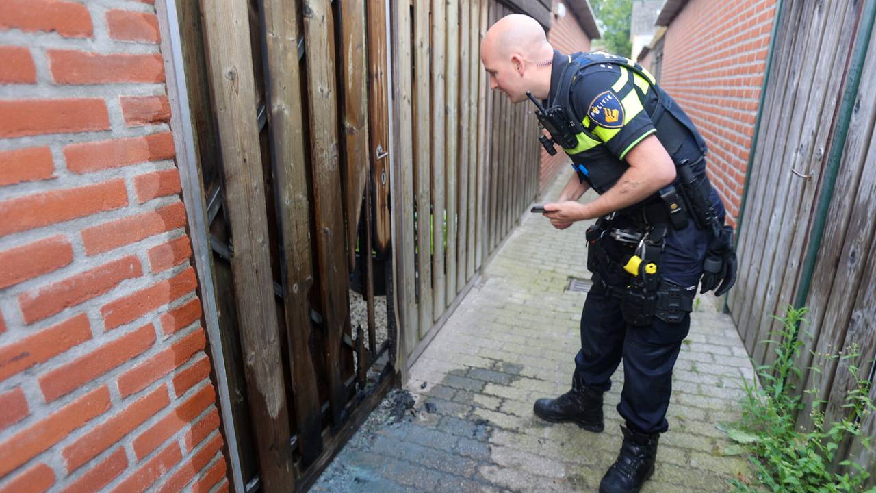 De politie gaat uit van brandstichting (foto: Arno van der Linden/SQ Vision).