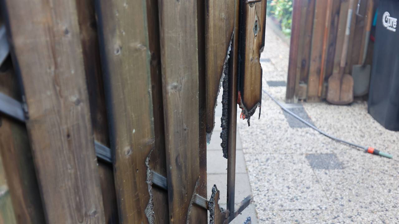 De poort bleek te smeulen (foto: Arno van der Linden/SQ Vision).