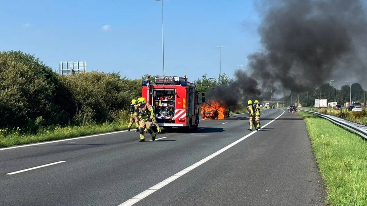 De brandweer kwam naar de A16 om te blussen (foto: Rijkswaterstaat).