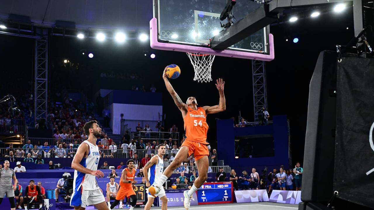 Een punt voor Nederland in het netje aan een Helmondse basketbaltoren (foto: ANP).