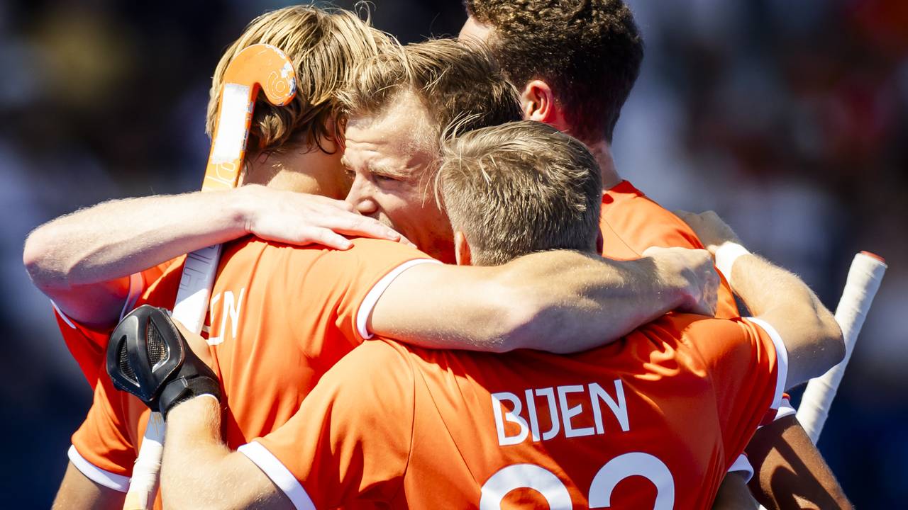 Nederlandse hockeyers vieren de goal van Jip Janssen. (foto: ANP).