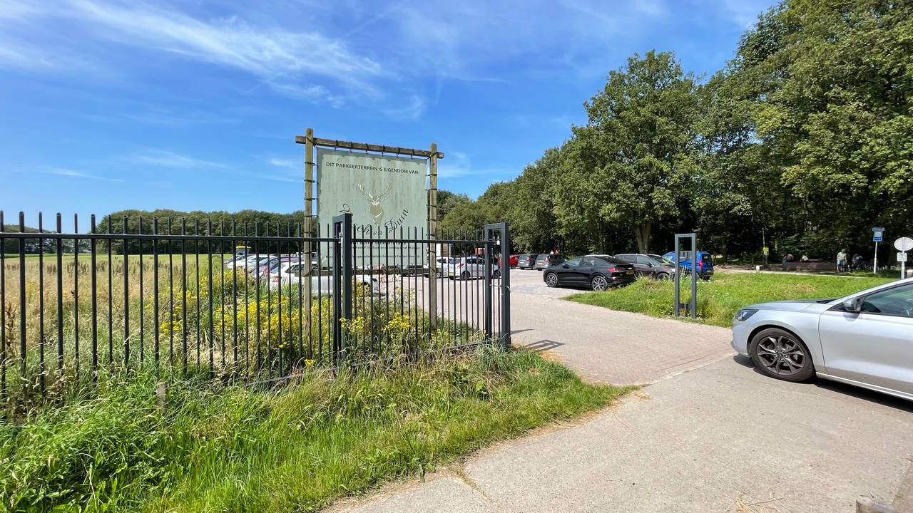 Dit hek staat nu voor de parkeerplaats (foto: Raymond Merkx).