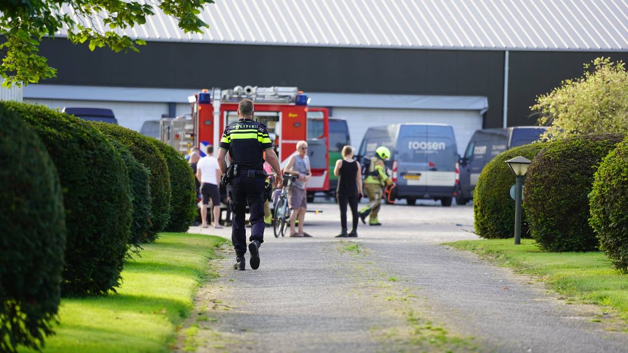 De hulpdiensten bij de loods (foto: SQ Vision).