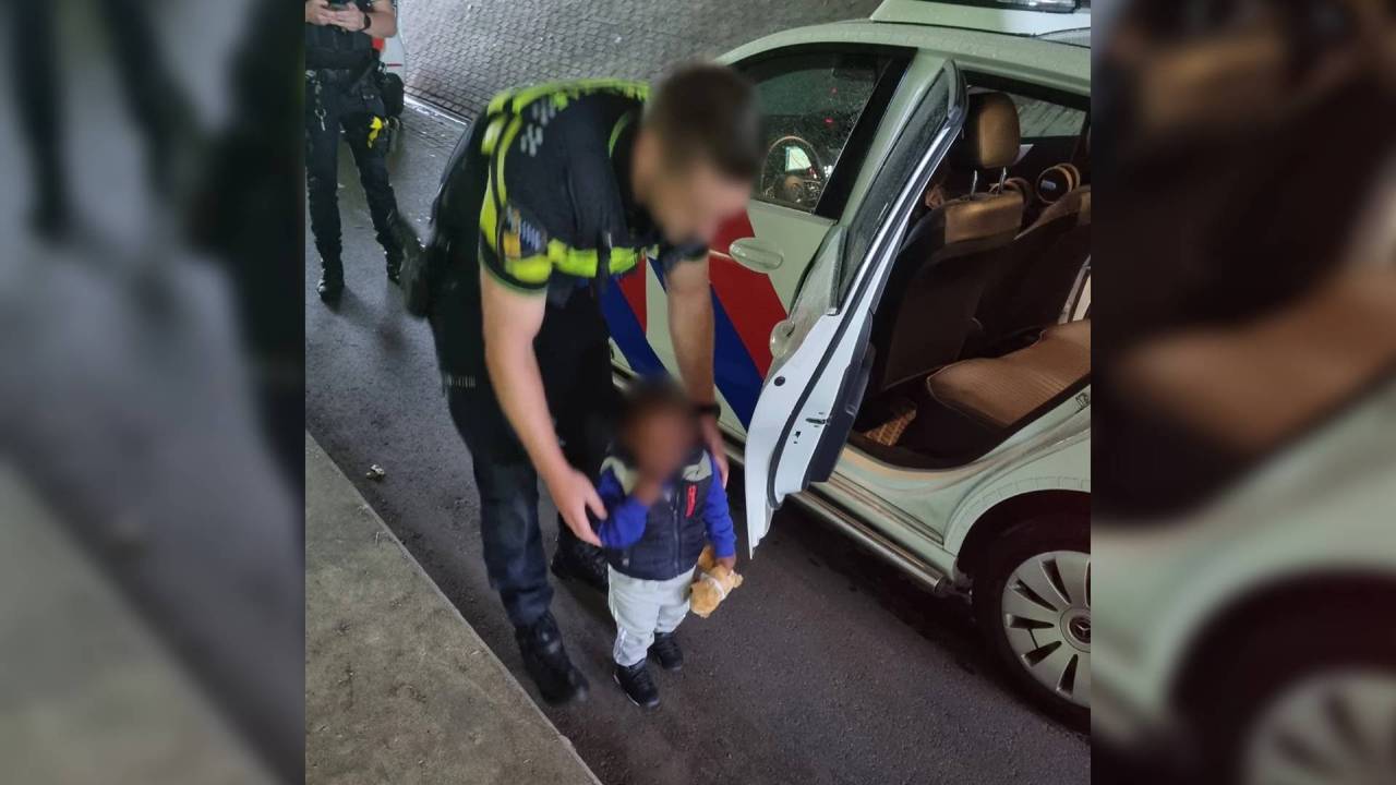 De politie neemt het jongetje mee naar zijn moeder (foto: Facebook Politie Helmond)