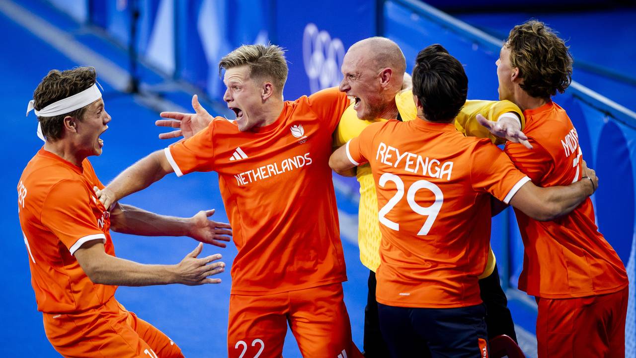 De hockeyers vieren feest na de gewonnen finale (foto: ANP/Remko de Waal).