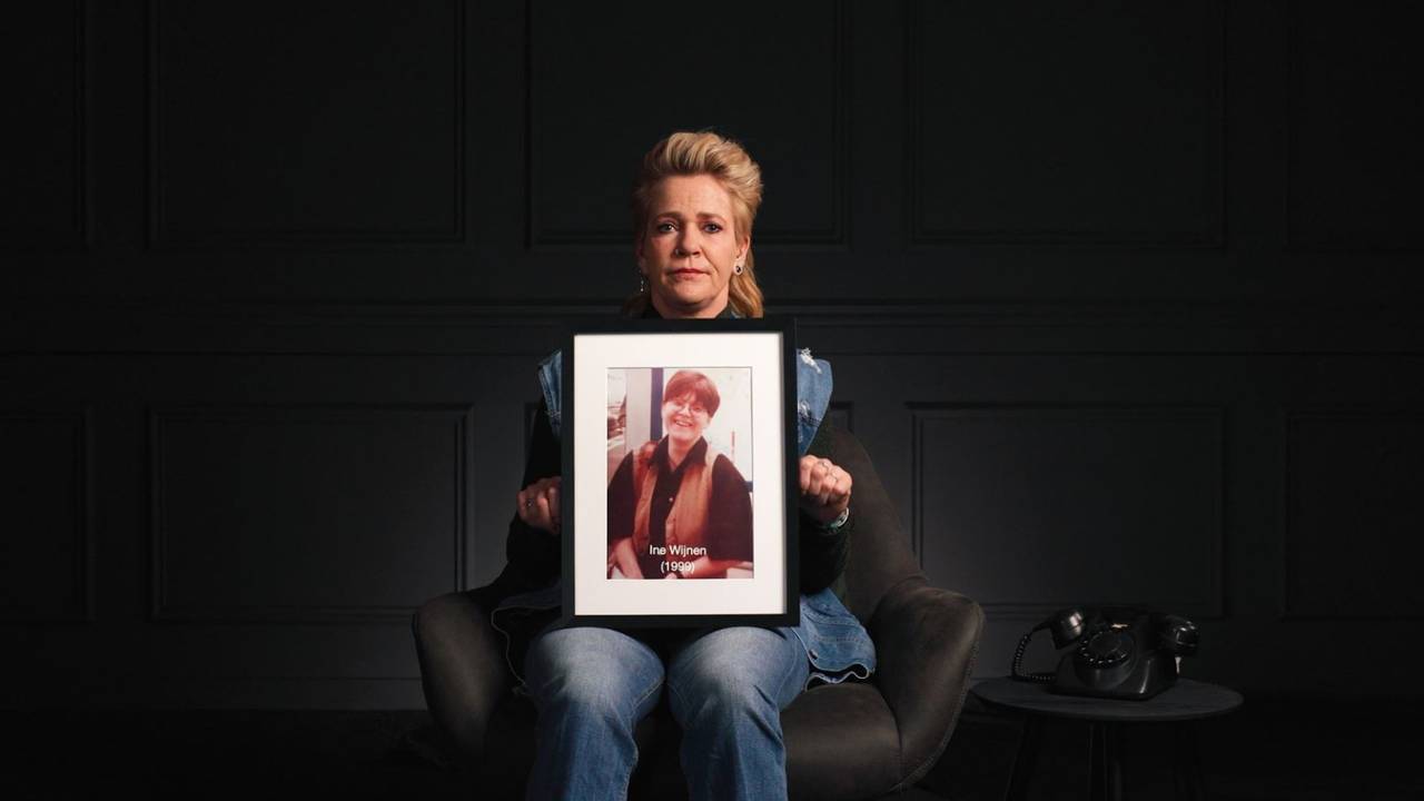 Ellis Wijnen met een foto van haar zus Ine (Foto: Peter R. de Vries Foundation).