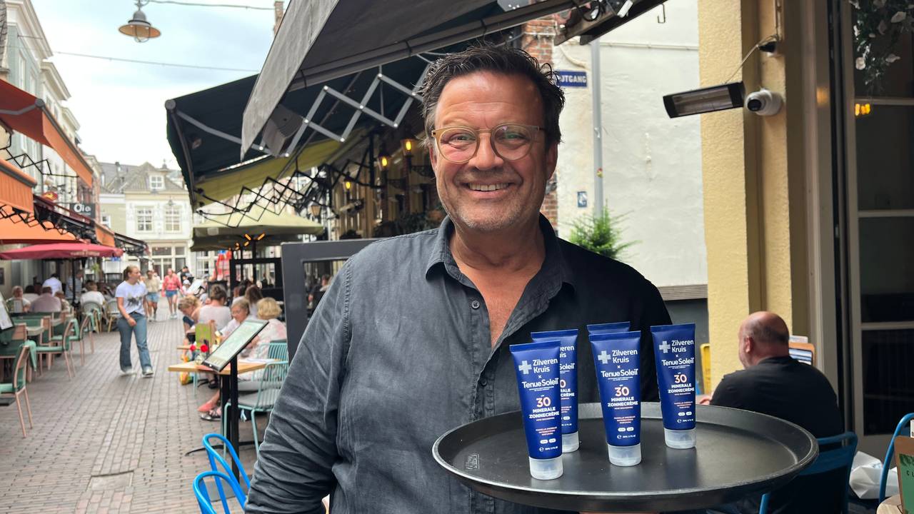 Bij het café van Peter staat zonnebrand op het menu (foto: Megan Hanegraaf).
