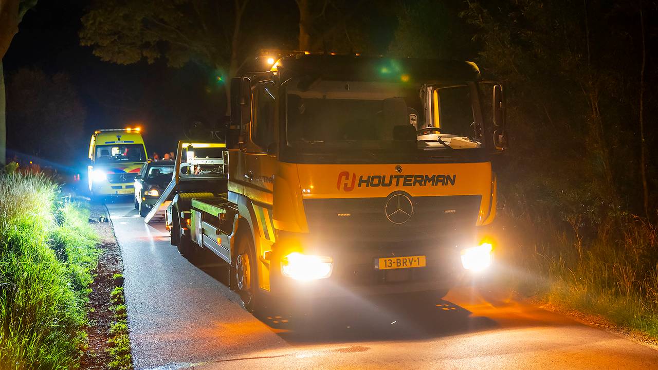 Een bergingsbedrijf kwam om de auto op te halen (foto: SQ Vision).
