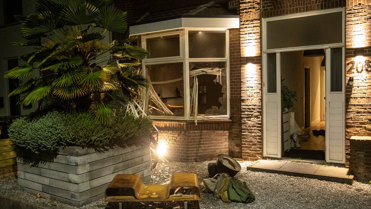 De voorgevel raakte flink beschadigd (foto: SQ Vision).