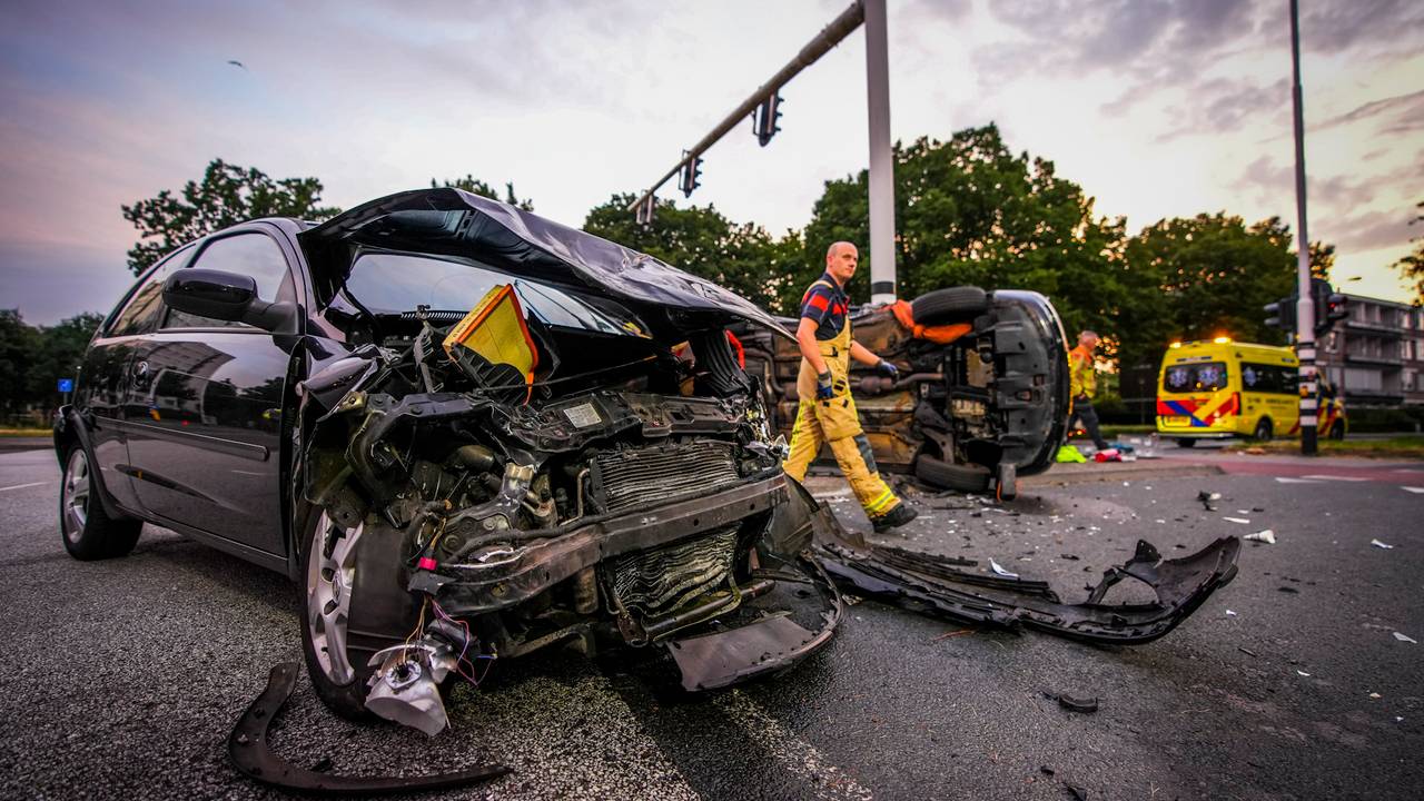 Auto over de kop bij ernstig ongeluk, slachtoffer uit auto bevrijd.