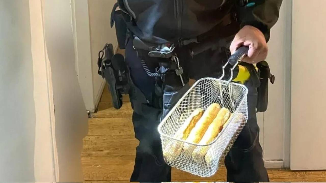 De frikandellen die de inbreker aan het bakken was (foto: Instagram politie Weerijs).