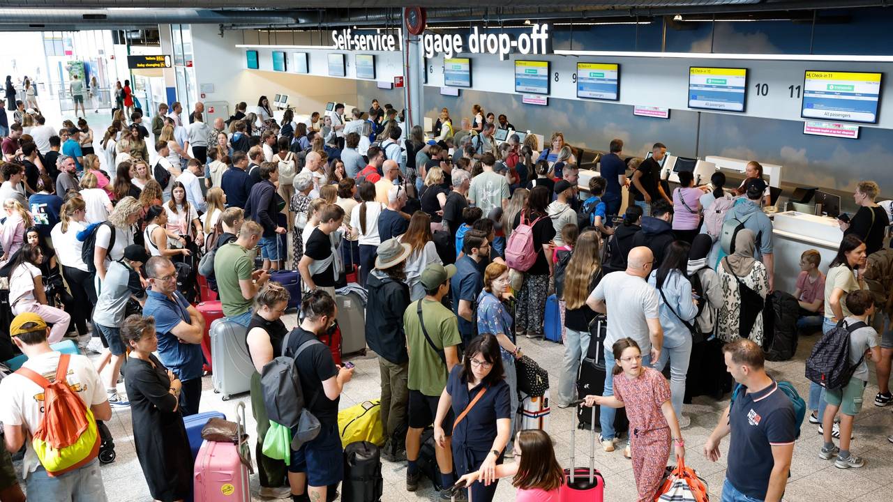 Wachtende passagiers op Eindhoven Airport (foto: ANP)