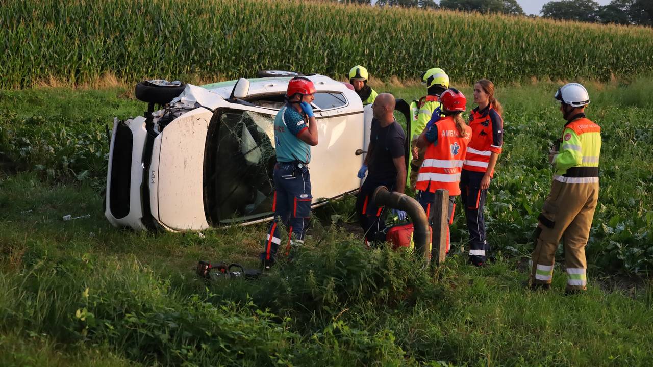Auto raakt van de weg (Foto: Kevin Kanters/SQ Vision)