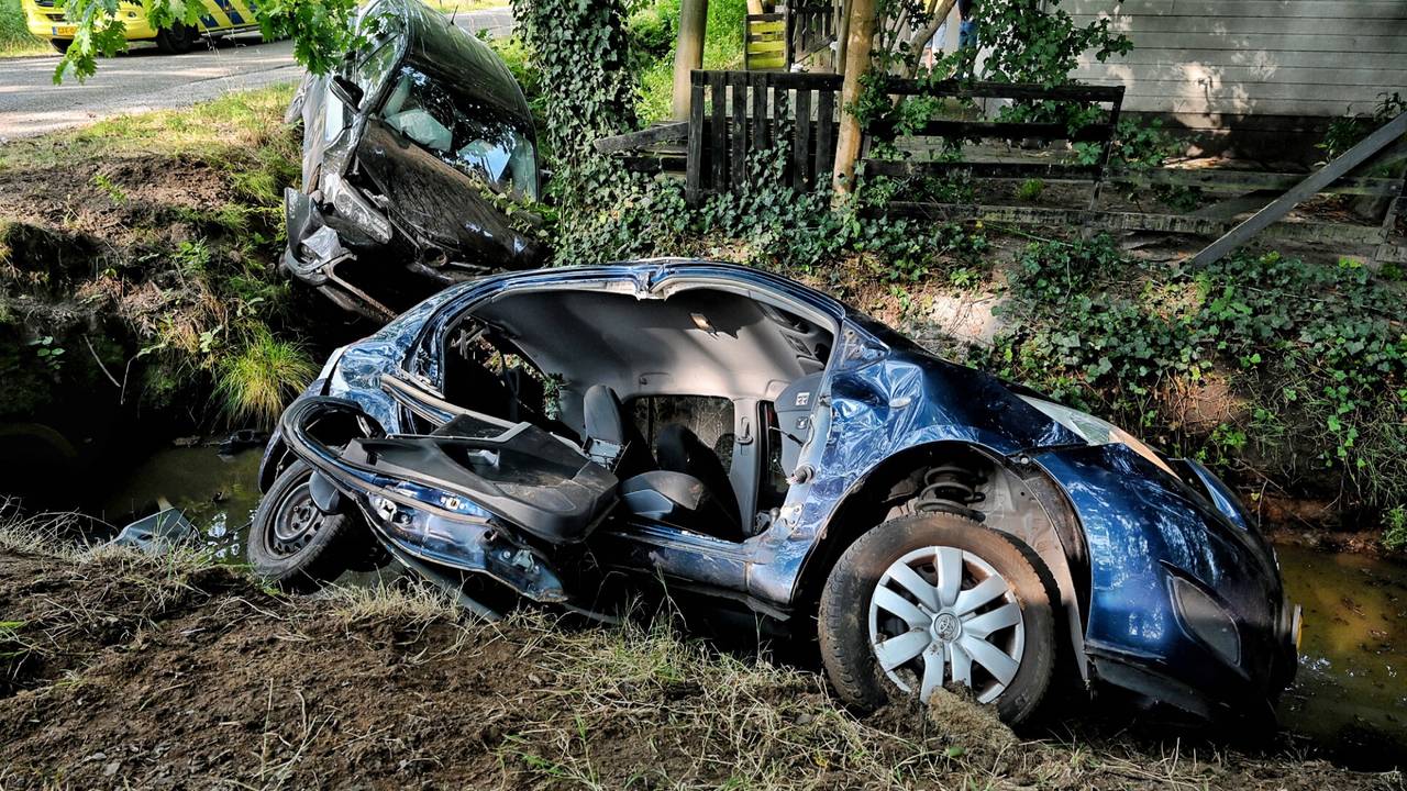 Zwaargewonde na botsing, twee autos belanden in de sloot.