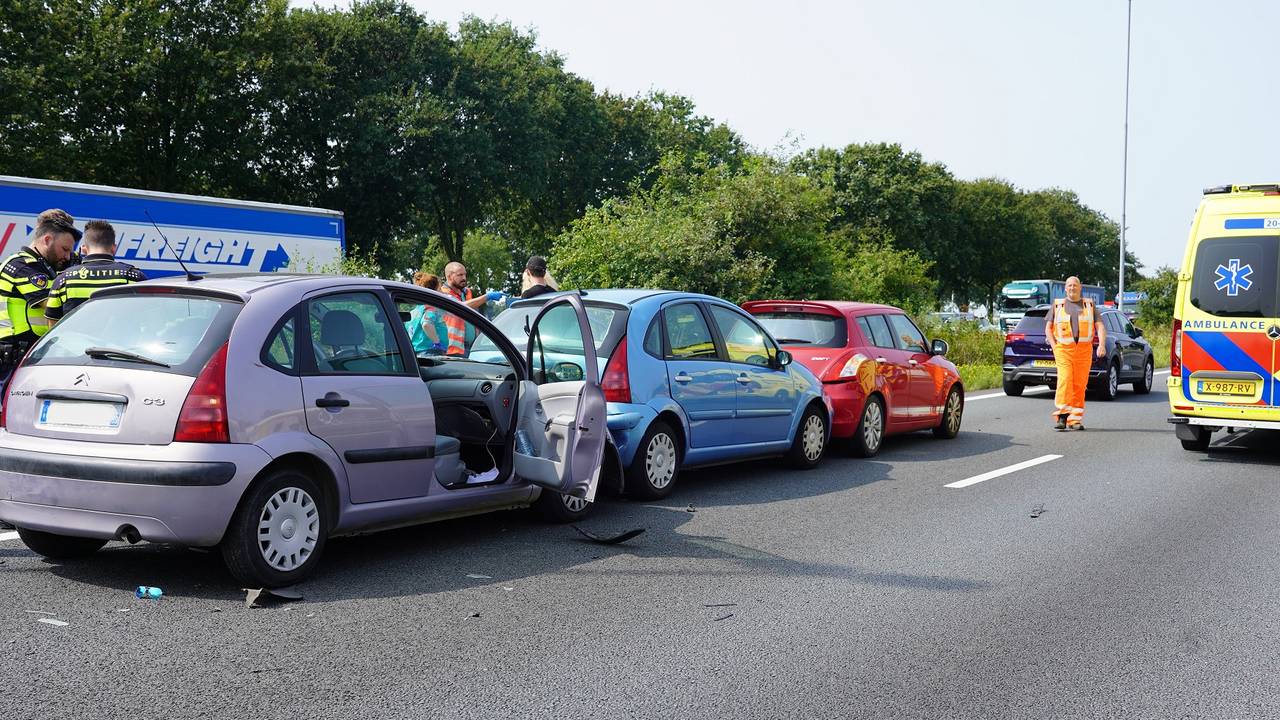 Botsing tussen auto en scooter in Meppel: bestuurder gewond naar het ziekenhuis.
