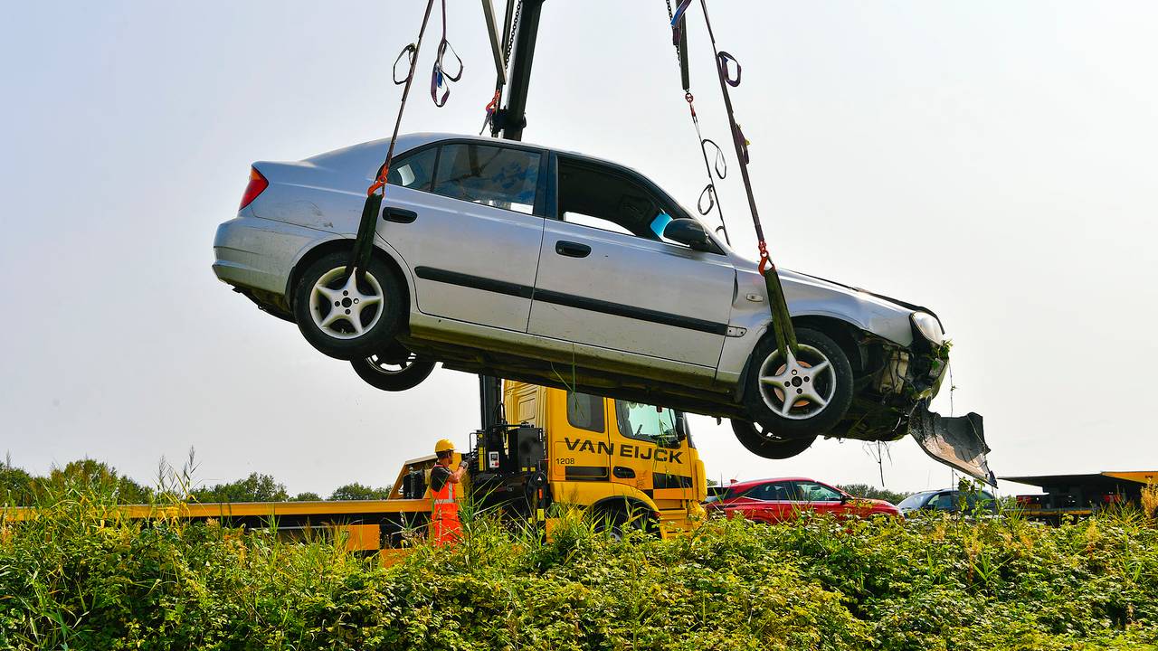 Een van de twee auto's wordt getakeld (foto: Rico Vogels).