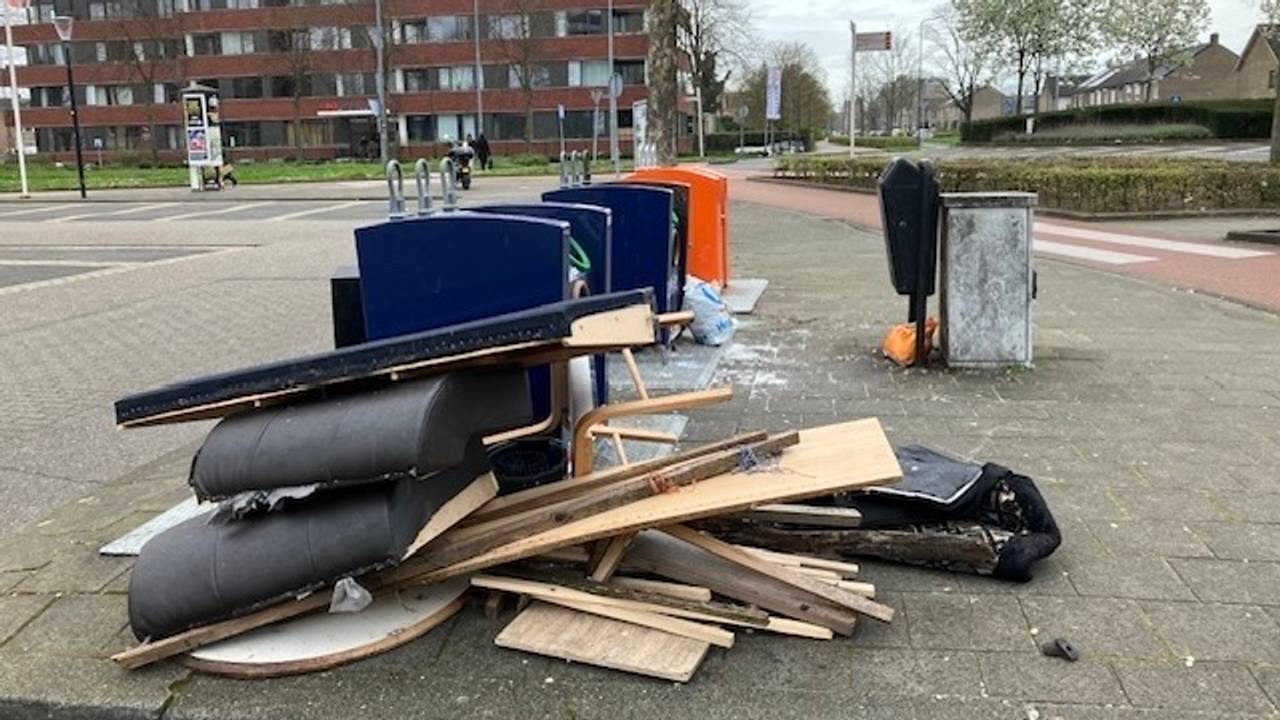 Grof afval bij containers in Den Bosch (foto: Joep Gersjes).