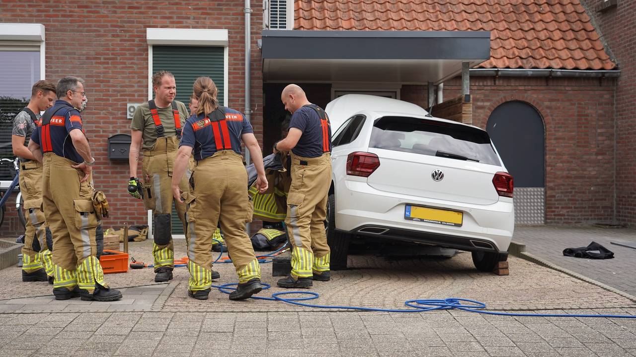 De auto werd opgetild (foto: SQ Vision).
