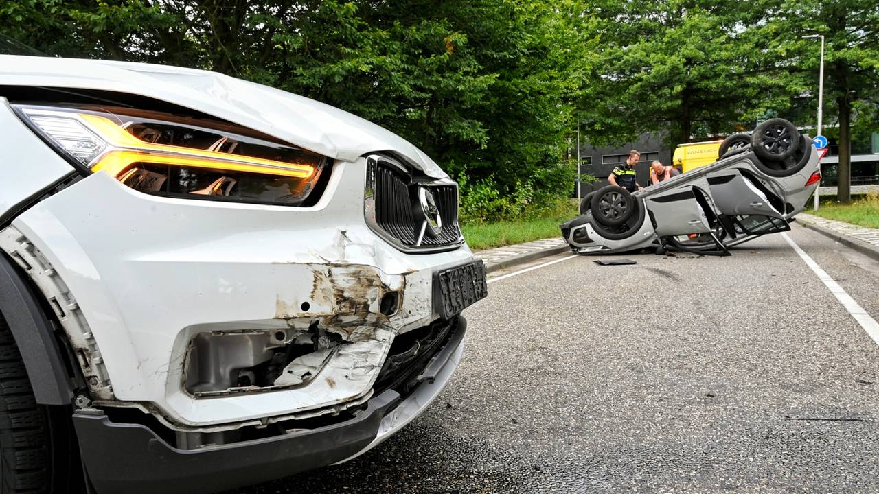 De auto's raakten zwaar beschadigd (foto: SQ Vision).