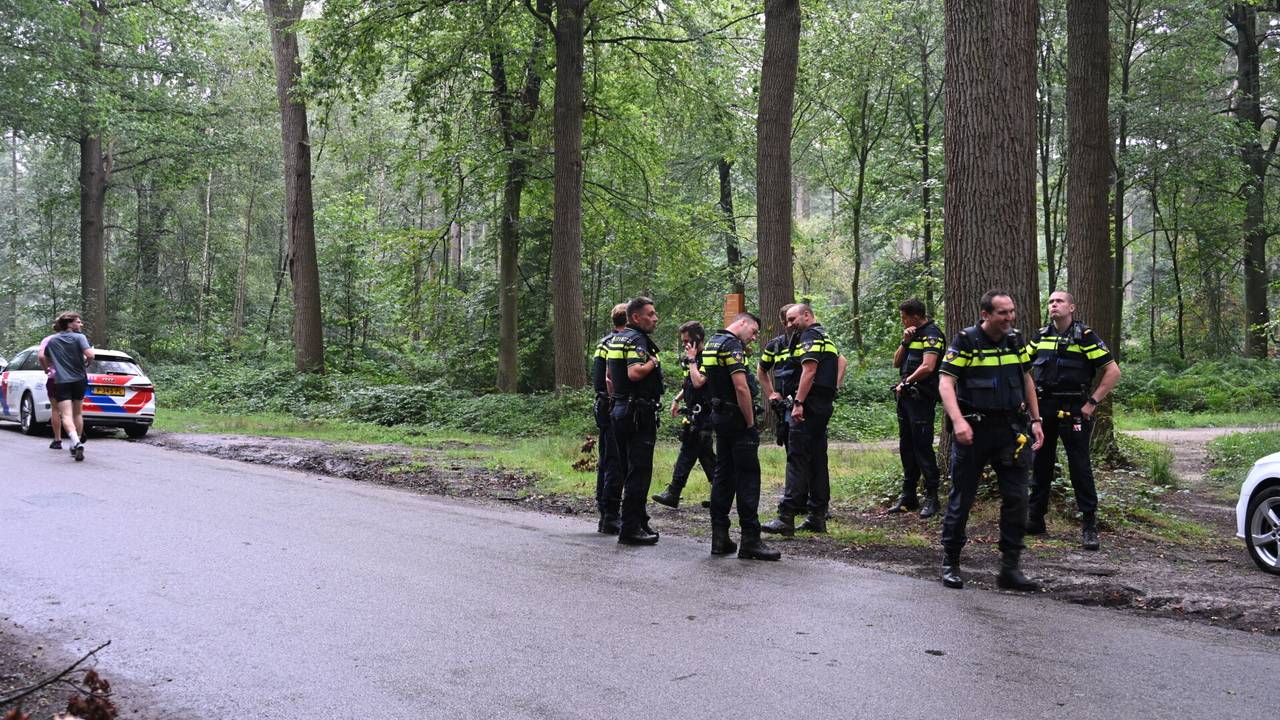 Veel politie op de been in het Mastbos in Breda (foto: Tom van der Put/SQ Vision).