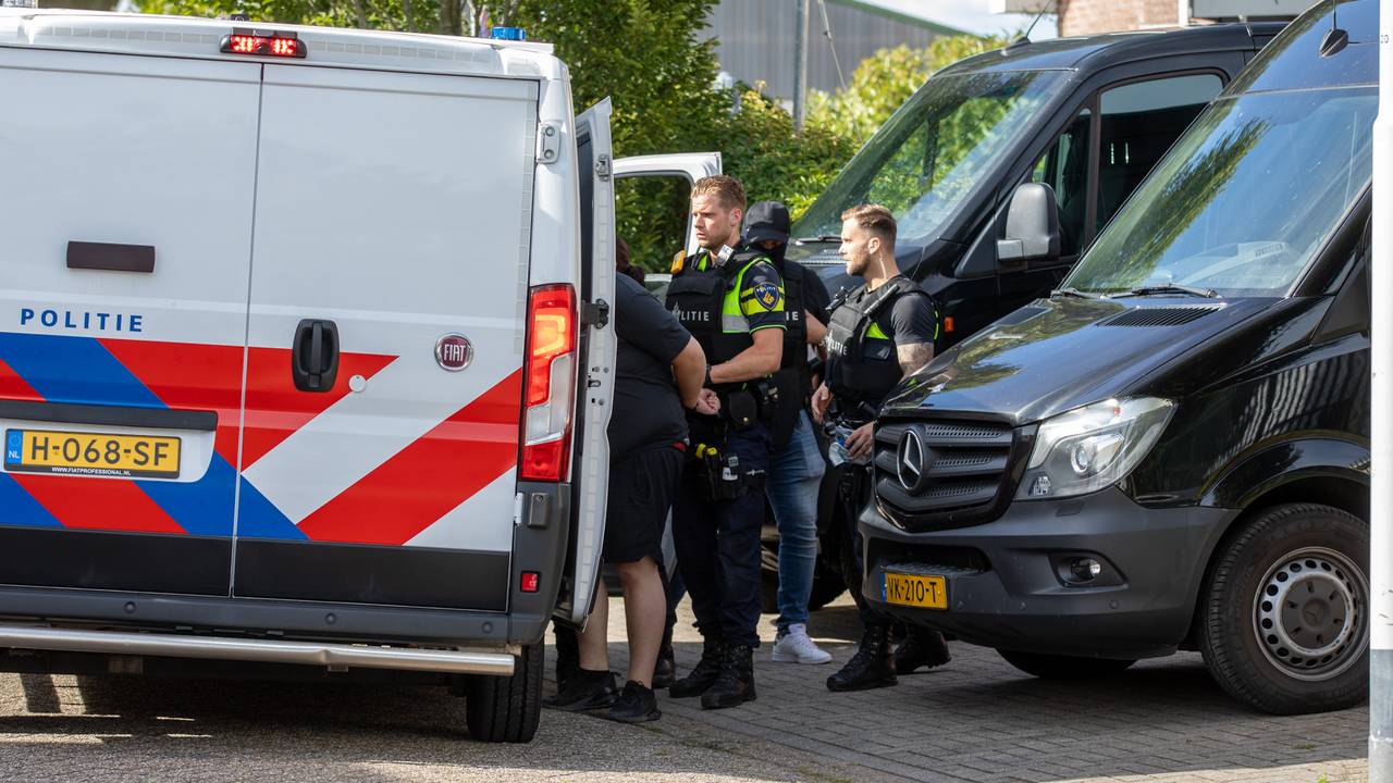 Trois arrestations lors d’une importante descente de police dans un entrepôt d’une zone industrielle