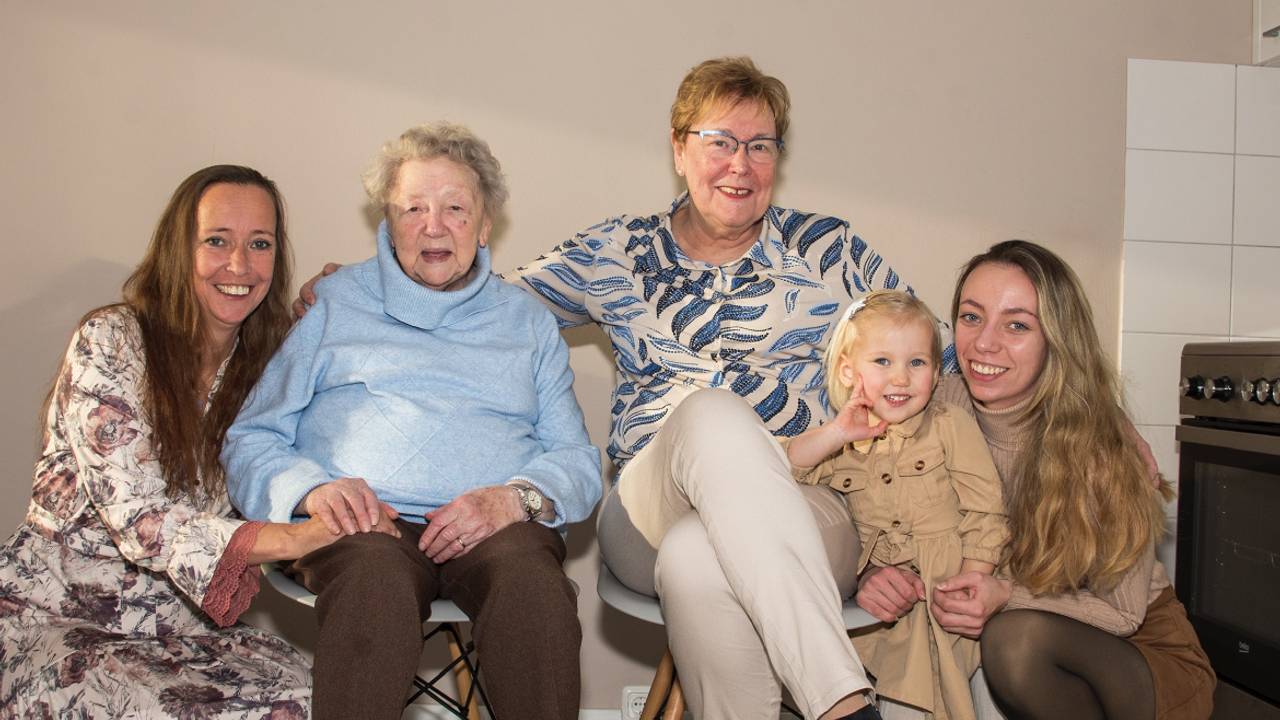 De vijf vrouwen Van Dorsten: Jeanne (98), Els (74), Jacqueline (49), Jesmée (25) en de vierjarige Nejla