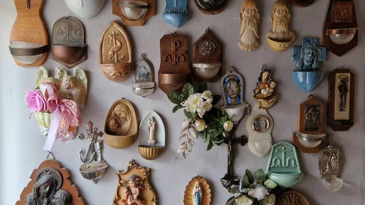 Berties moeder verzamelde tientallen wijwaterbakjes.