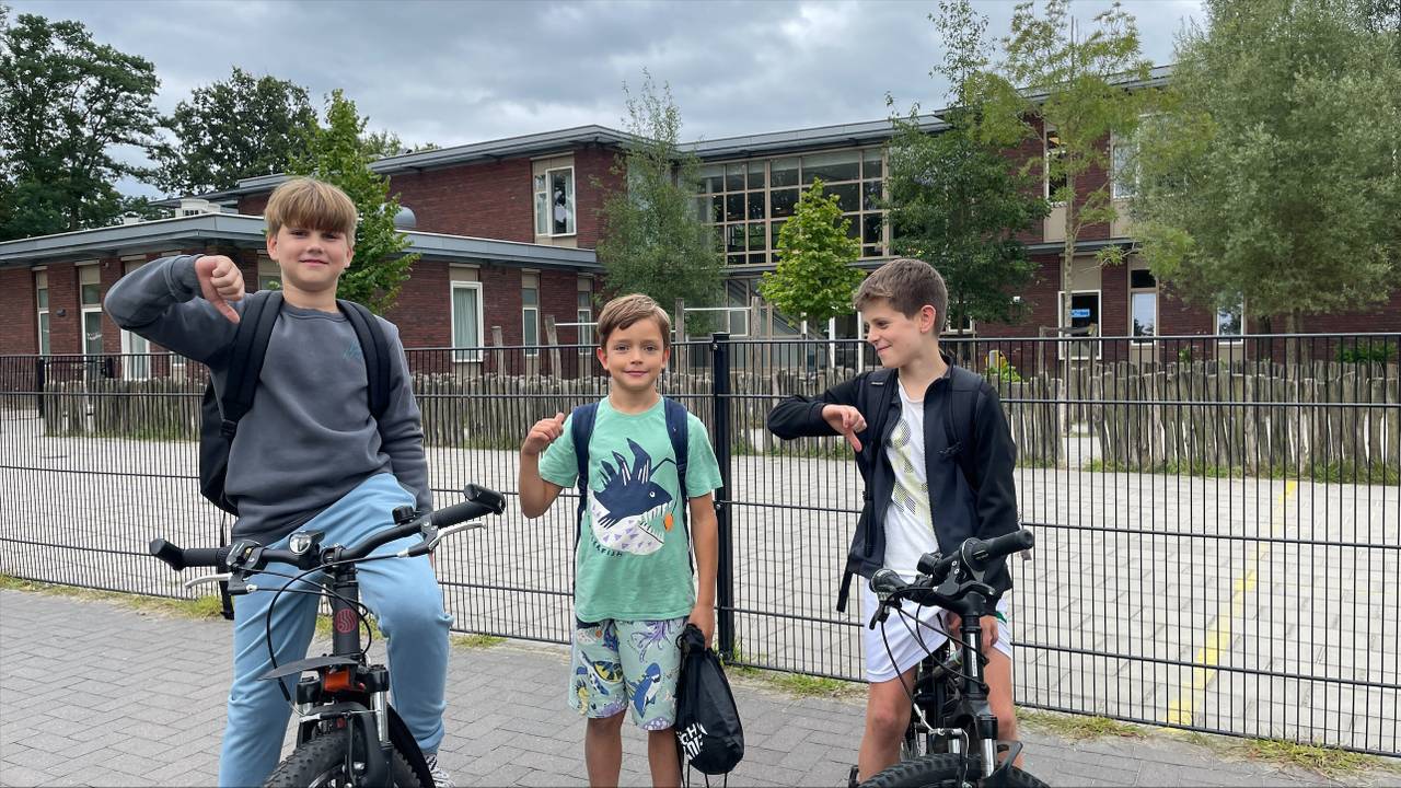 Drie beteuterde leerlingen voor basisschool De Wilderen (Foto: Omroep Brabant)