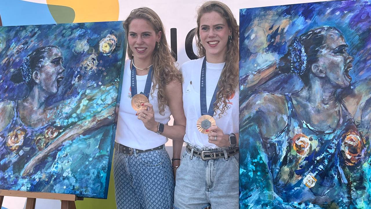 Zusjes Noortje en Bregje de Brouwer tijdens de huldiging na het winnen van olympisch brons (foto: Eva de Schipper).