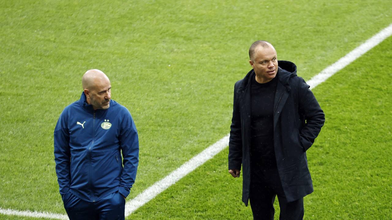 Earnest Stewart en Peter Bosz op het trainingsveld (foto: ANP/Maurice van Steen).