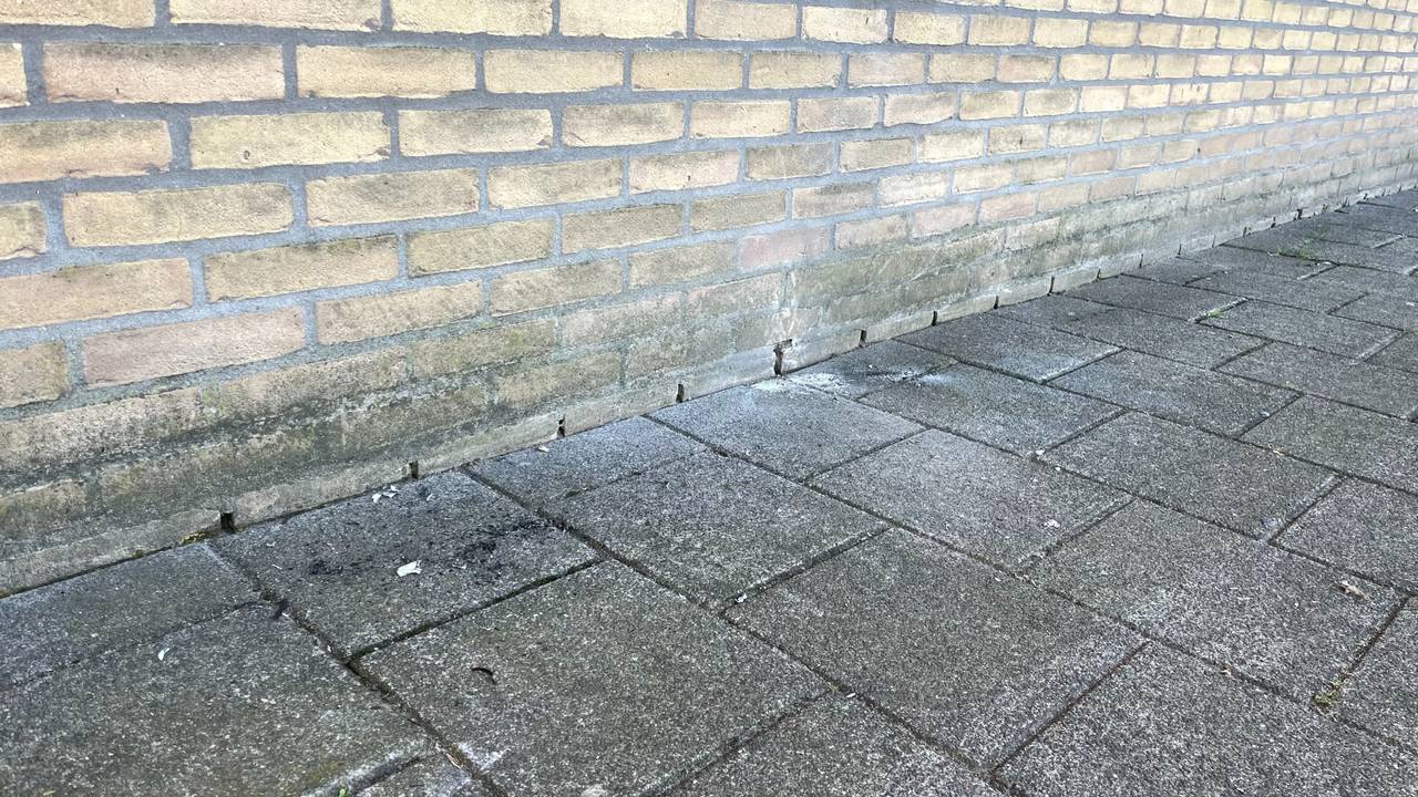 De muur waar de explosie plaatsvond. Er is nauwelijks schade waar te nemen.