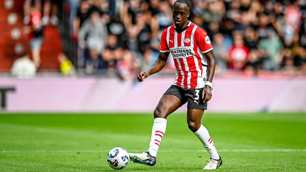 Jordan Teze zoals we hem mogelijk niet meer zullen zien: in actie voor PSV (foto: Arnold).