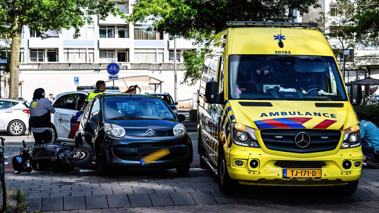 De scooterrijder moest mee met de ambulance (foto: SQ Vision).