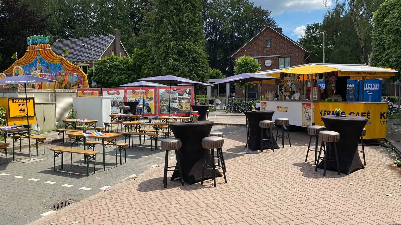 De verdwenen picknick- en statafels van het kermiscafé (Foto: Alice van Heuven)